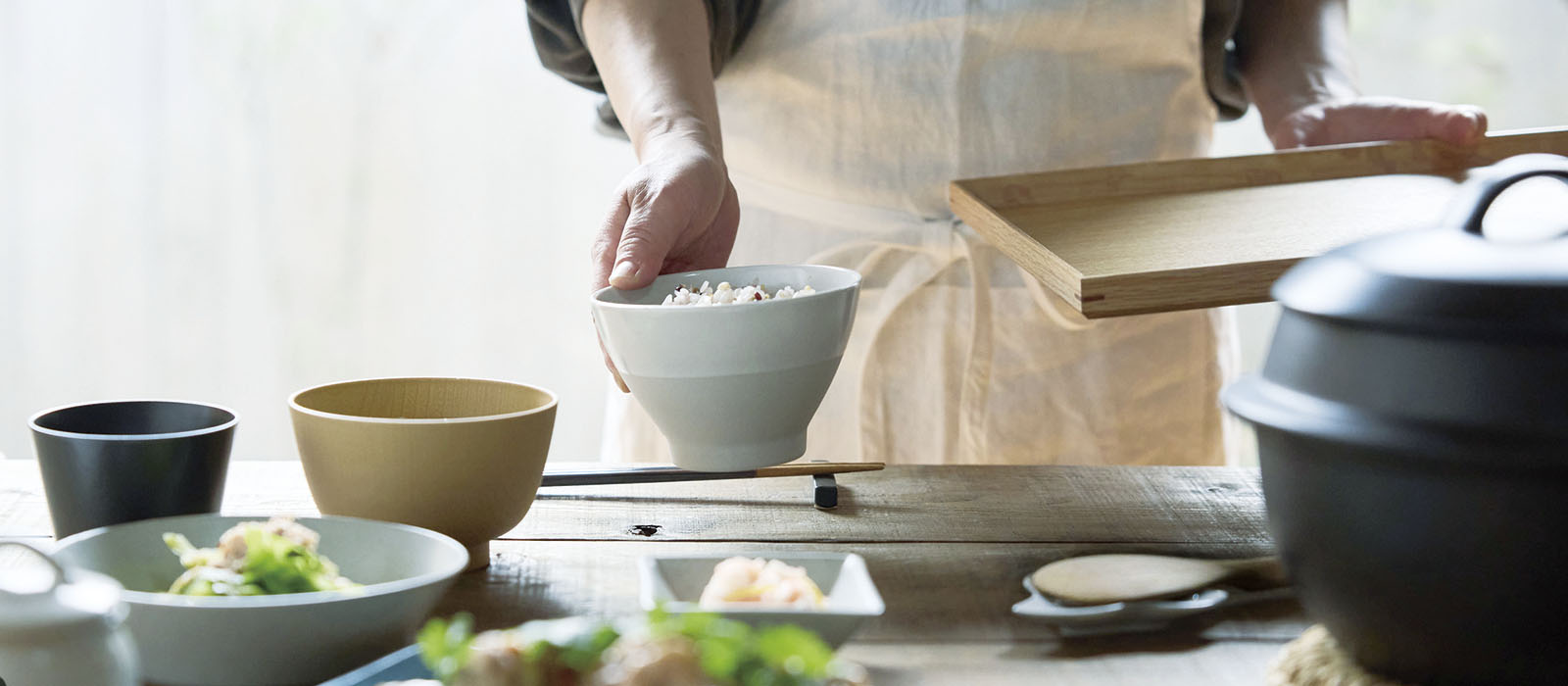 ดื่มด่ำกับปัจจุบัน ผ่านเครื่องปั้นดินเผาที่เติมเต็มหัวใจ / Japanese ceramic craftsmanship, from Thailand to the world. / 今日を味わう、豊かなうつわを
